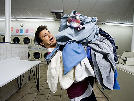 男人,堆,衣服,自助洗衣店