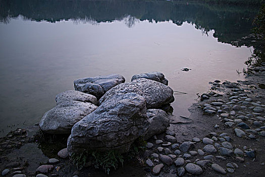 公园湖边石头,观赏石