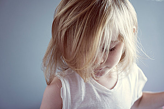 小女孩,俯视,头发,捂脸害羞,人全白的白猫忧郁年轻,女士,瞥视,手碰头