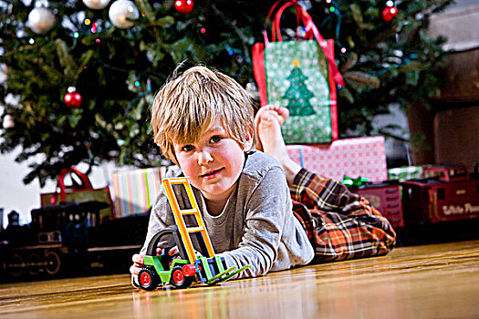 小男孩,玩,玩具,圣诞树