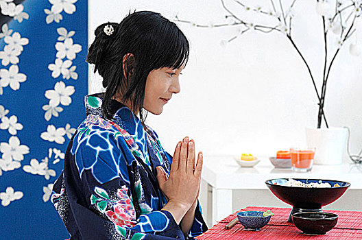 年轻,日本人,女人,祈祷,吃
