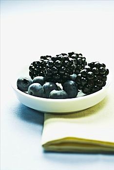 蓝莓,黑莓,白色,盘子