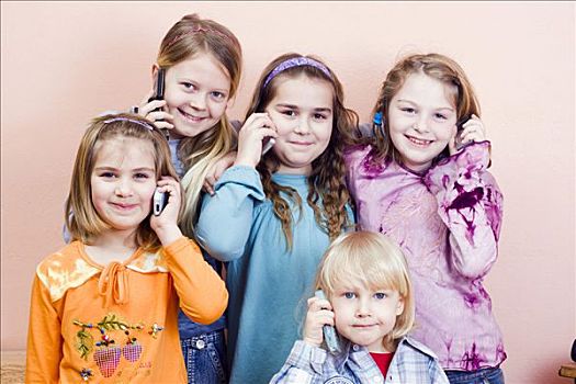 一群孩子,女孩,左边,9岁,男孩,4岁,接电话