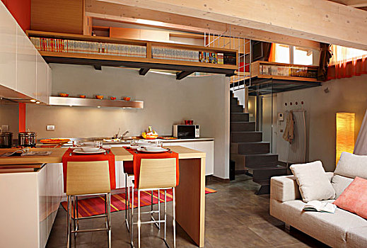 设计师,厨房,早餐吧,相对,苍白,沙发,楼梯