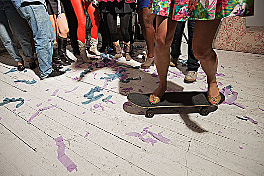 女人,站立,滑板,聚会