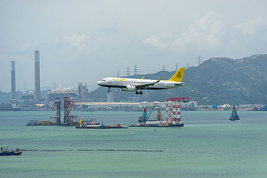 一架文莱皇家航空的客机正降落在香港国际机场