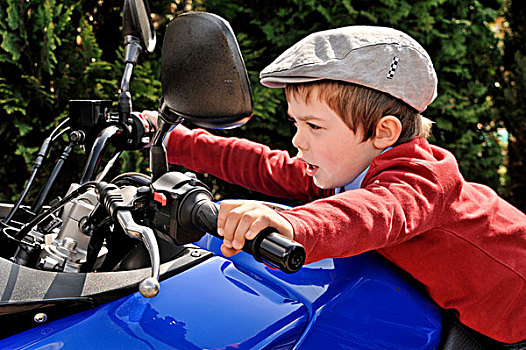 男孩,戴着,平顶帽,坐,蓝色,摩托车