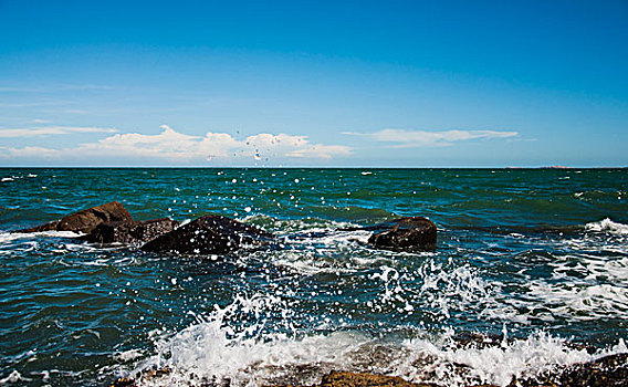 海浪与礁石