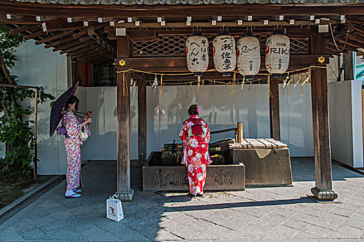 日本寺庙前洗手