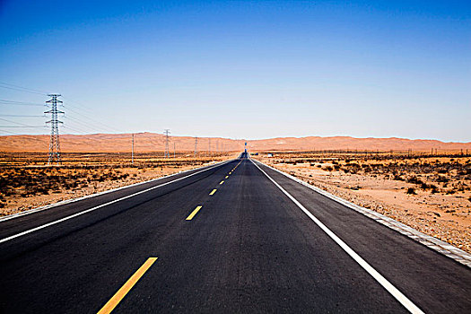 公路穿越沙漠