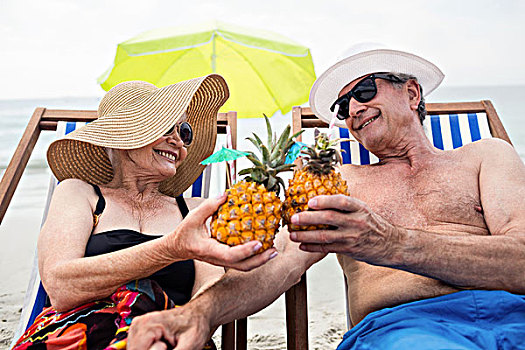 高兴,老年,夫妻,放松,折叠躺椅,坐,祝酒,菠萝,鸡尾酒,海滩