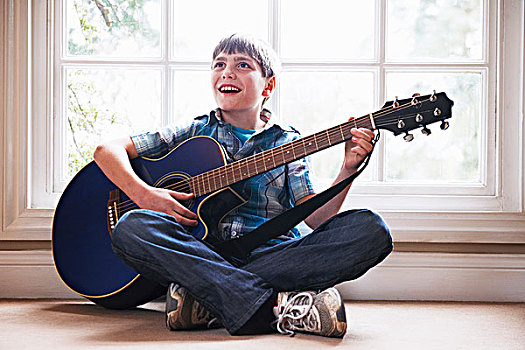 男孩,弹吉他,地板