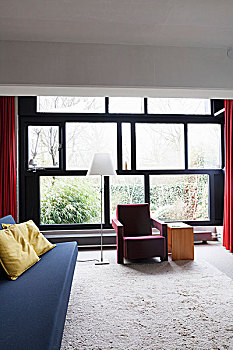 蓝色,沙发,红色,扶手椅,靠近,落地灯,正面,玻璃墙,蒙德里安,描绘