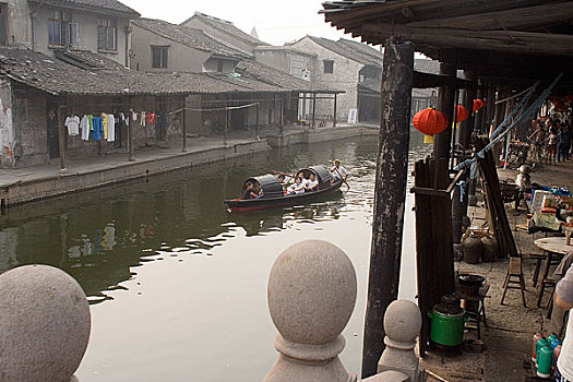 浙江绍兴安昌古镇店铺,乌蓬船