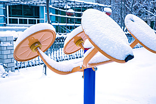 社区健身器材上的积雪
