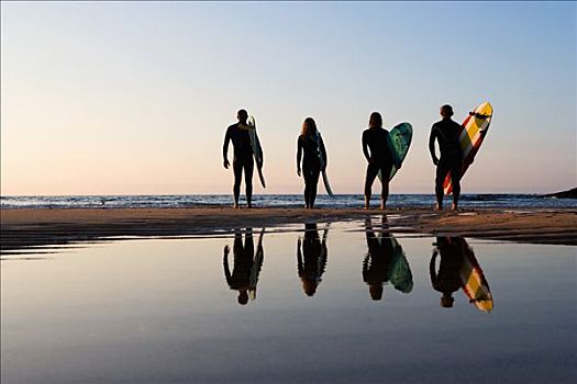 四个人,站立,海滩,冲浪板