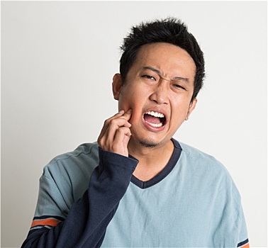 亚洲男性,牙痛