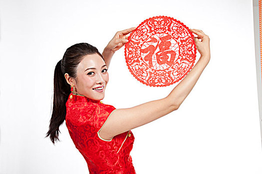 棚拍身穿中国传统服装的年轻女人和剪纸