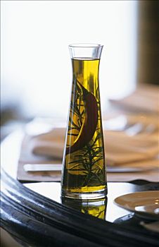 橄榄油,辣椒,迷迭香,玻璃瓶
