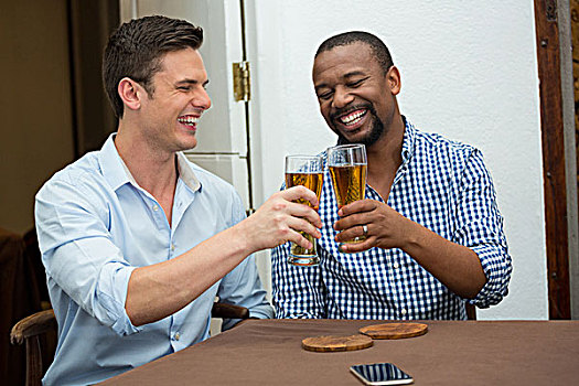 男人,祝酒,啤酒杯,餐厅桌子,愉悦,男性,朋友