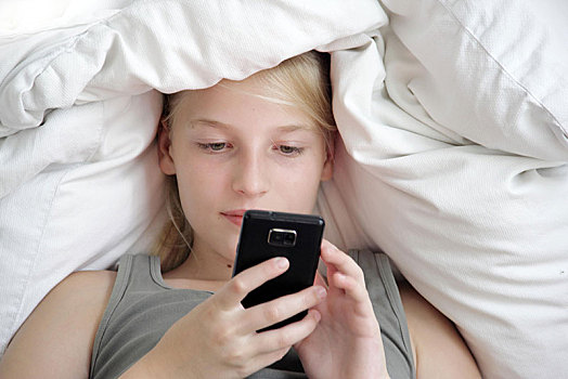 女孩,卧,床上,智能手机
