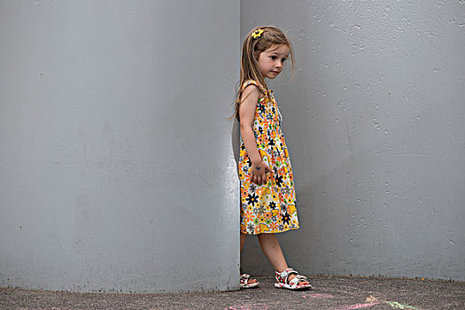 女孩,3岁,穿,服装,站立,墙壁,德国,欧洲