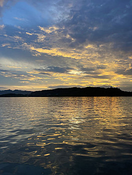 杭州西湖的夕阳余晖