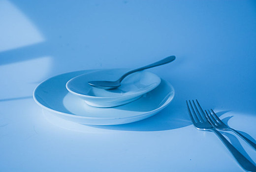 蓝调静物餐具图片