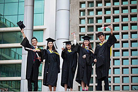 五个身穿学士服的大学生