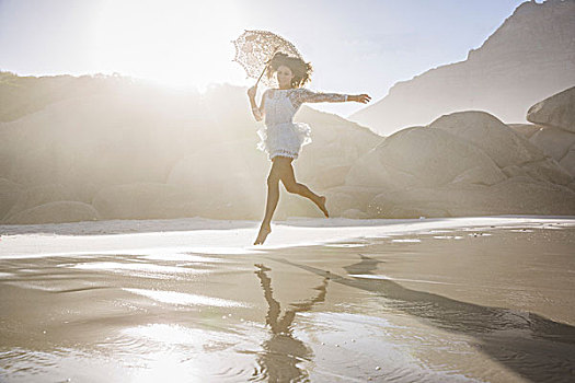 女人,跳跃,海滩,穿,短小,白色长裙,拿着,伞