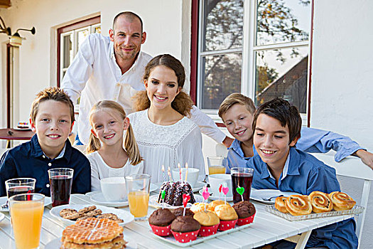 头像,中年,男人,家庭,生日蛋糕,庭院桌