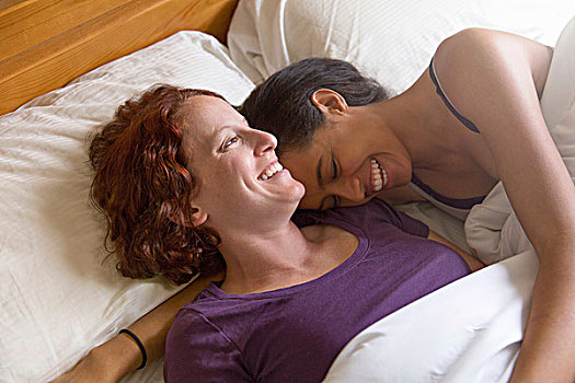 俯拍,女同性恋伴侣,卧,床上,搂抱,微笑