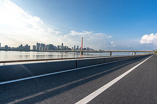 高速公路,城市天际线