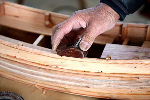 72岁老木匠造船半个多世纪,80公分小木船卖3000元,竟然没有一根铁钉
