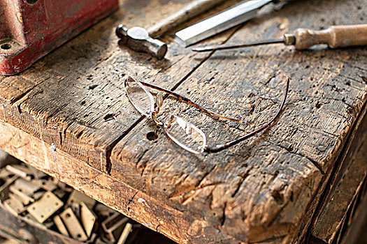 工作台,破旧,木头,边缘,锤子,凿子,眼镜