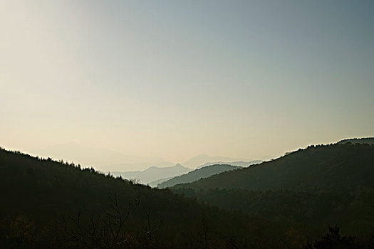 连绵起伏的山,和雾霭