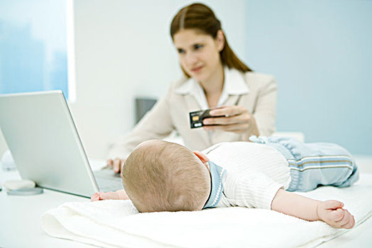 孩子,职业母亲,制作,信用卡,购买,婴儿,躺着,书桌,聚焦,前景