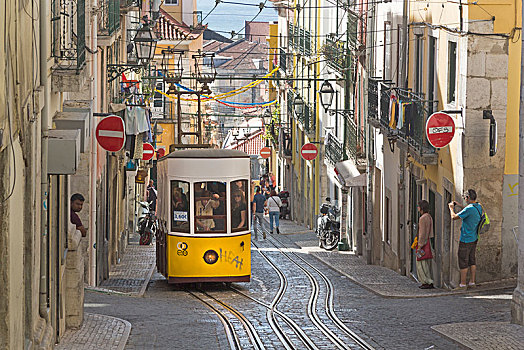 有轨电车,吊舱,通过,狭窄街道,里斯本,葡萄牙,欧洲