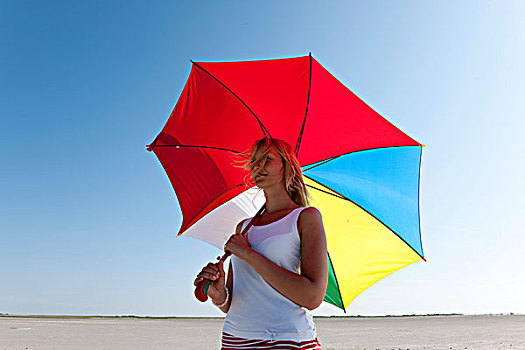 女青年,20-25岁,拿着,彩色,遮阳伞,宽,沙,海滩,北海,北方,弗里斯兰省,石荷州,北德,德国,欧洲