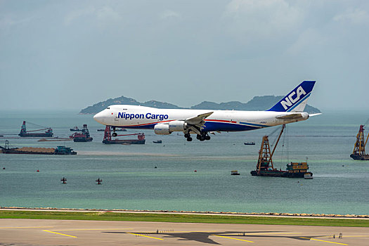 一架日本货运航空的货机正降落在香港国际机场
