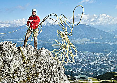 攀登,岩石上,投掷,绳索,后面,因斯布鲁克,北方,阿尔卑斯山,提洛尔,奥地利,欧洲