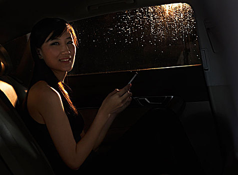 美女,坐,汽车,电话,看镜头,下雨,北京