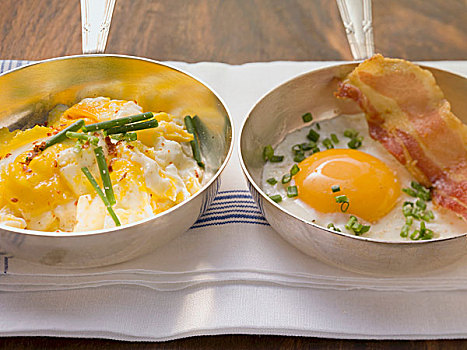 煎鸡蛋,熏肉,炒蛋,细香葱
