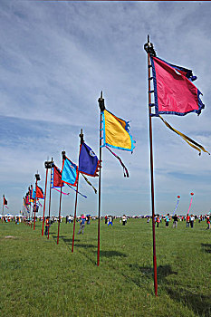 内蒙古呼伦贝尔陈巴尔虎旗草原参加那达慕会的旗帜与牧民蒙古包