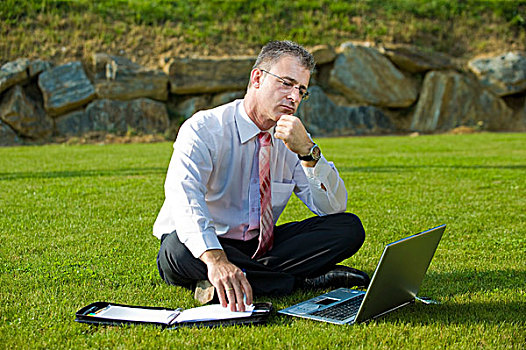 商务人士,坐,公园,笔记本电脑