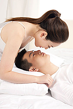 年轻情侣在床上