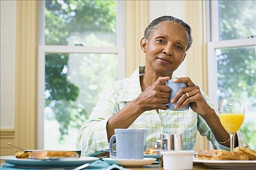 肖像,老年,女人,拿着,一杯咖啡,早餐桌