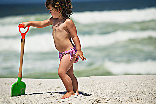 女孩,玩,沙子,铲,海滩