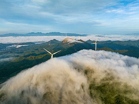 中国广西岑溪市天龙顶山地公园日出云海奇观