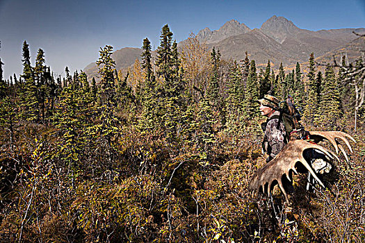 男性,猎捕,保护色,驼鹿,鹿角,架子,背包,远足,室外,区域,湖,楚加奇州立公园,阿拉斯加,秋天